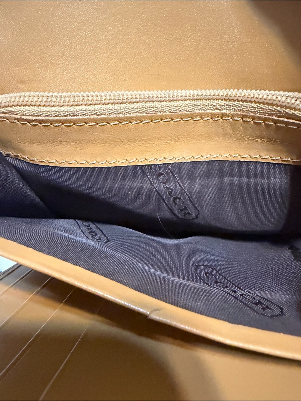 Vintage COACH British Tan Leather Trifold Wallet - Unisex Heritage Piece - Picture 10 of 11
